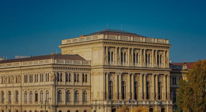 Kiállítások és kerekasztal-beszélgetések